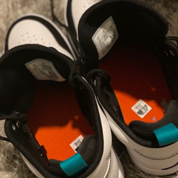 Sneakers - Picture 3 of 7